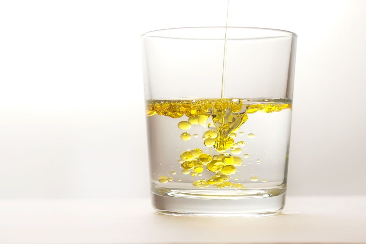 В воде масло образует. Смесь масла и воды. Масло и вода в стакане. Растительное масло в воде. Подсолнечное масло в воде.